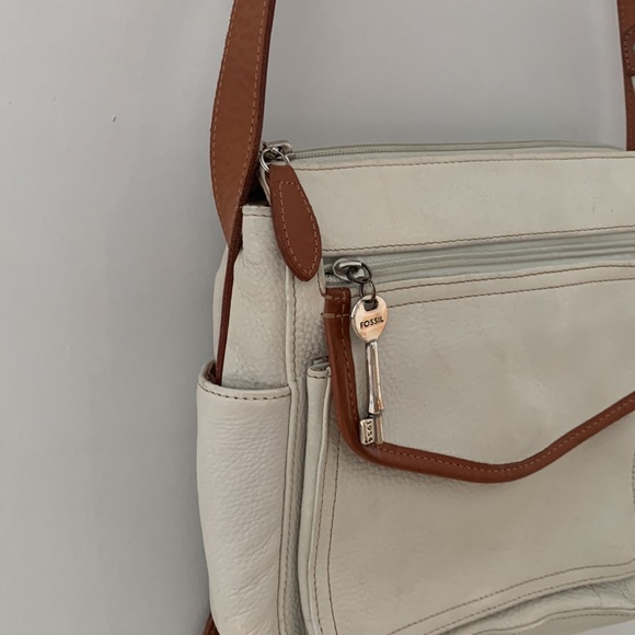 FOSSIL cross body bag w/ buckled strap - Cream, Tan leather lots of pockets. - Picture 6 of 16